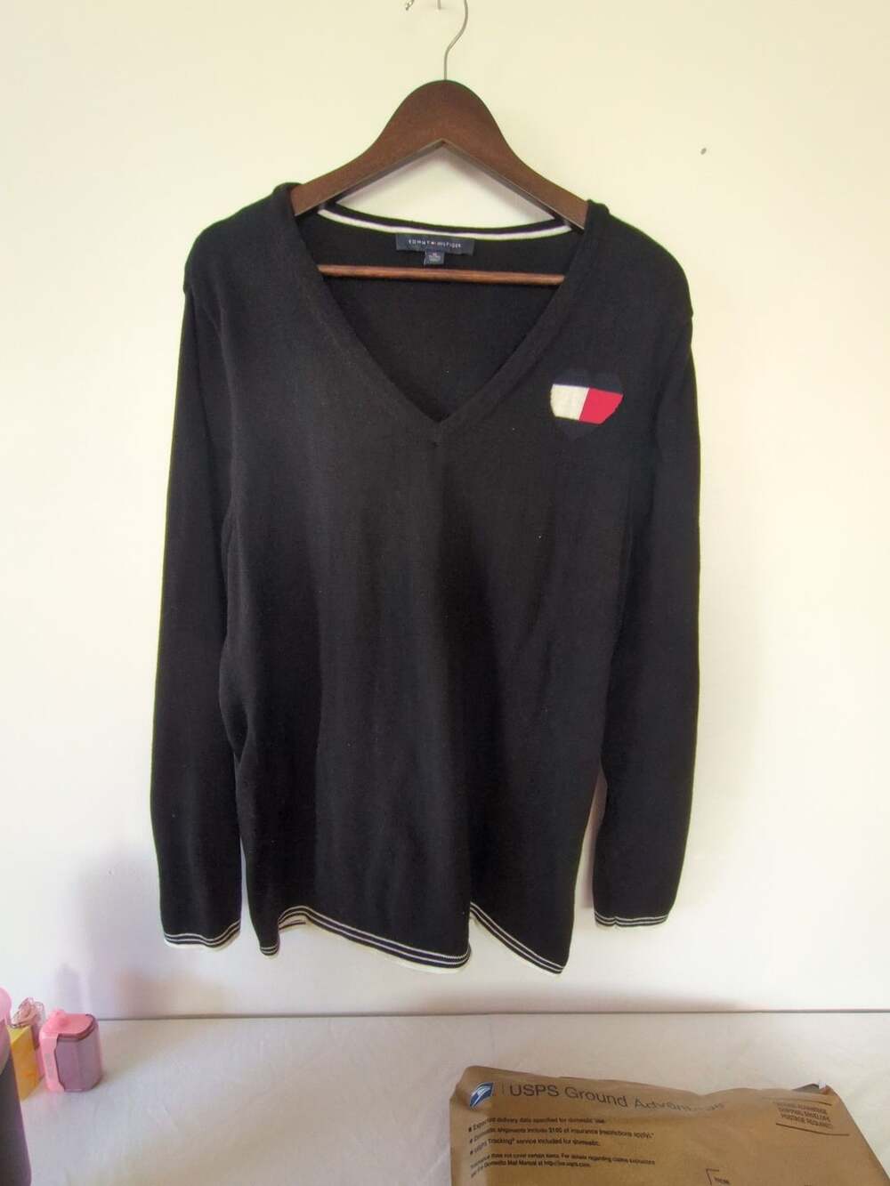 Tommy Hilfiger V-Neck Heart Logo Sweater Size XL Black Cotton Long Sleeve